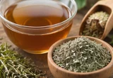 نبات العشرق المجفف مع مشروب عشبي في مشهد طبيعي | قلعه الكويت