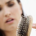 أسباب تساقط الشعر وعلاجه طبيعياً