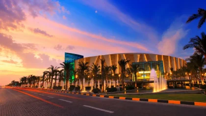 الواجهة الخارجية لمول 360 في الكويت وقت الغروب