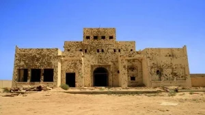 مبنى متضرر في جزيرة فيلكا يعود إلى آثار الغزو العراقي للكويت.