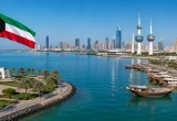 إطلالة رسمية على جون الكويت مع العلم الكويتي وأبراج الكويت والسفن التراثية.