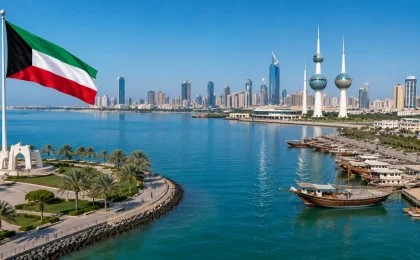 إطلالة رسمية على جون الكويت مع العلم الكويتي وأبراج الكويت والسفن التراثية.